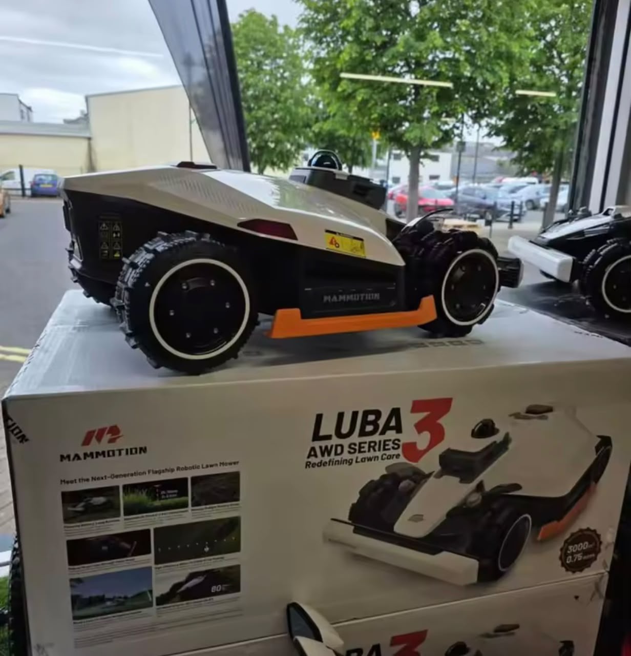 Robot Wheel - 2026年モデル、MAM-MOTION LU-BA 3 AWD 5000 ロボット式芝刈り機。80%の傾斜に対応し、全輪駆動。大人気、セール中。